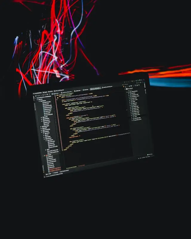Computer con codice HTML